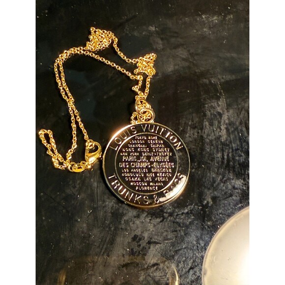 Unbranded Gold/Black Trunks/Bags Round Charm on Gold Tone Unbranded 18” Necklace - Picture 5 of 9